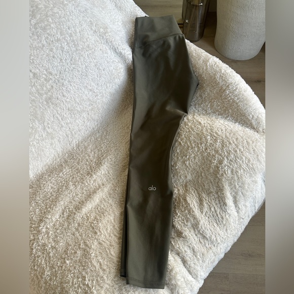 Alo Yoga 7/8 high waist airlift leggings. XS. Olive green. - Picture 3 of 4